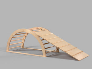 Cette rampe pour enfant adaptee au triangle ou grande arche Pikler