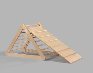 Cette rampe pour enfant adaptee au triangle ou grande arche Pikler vendue sur artmontessori.ca