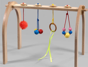 bebe mobile en couleur, bois, artmontessori.ca, quebec